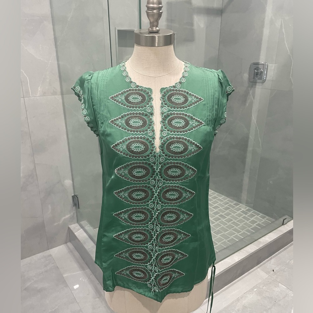 BCBGMAXAZRIA GREEN SILK TOP SIZE SMALL - Picture 1 of 16